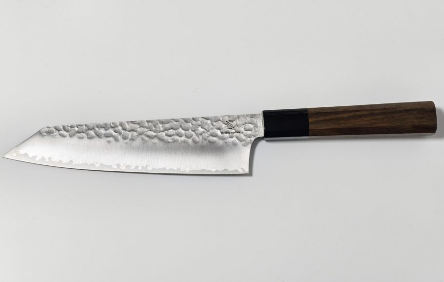 Santoku Seitenansicht, Hammerschlag-Optik, Büffelhorn, Walnussholz